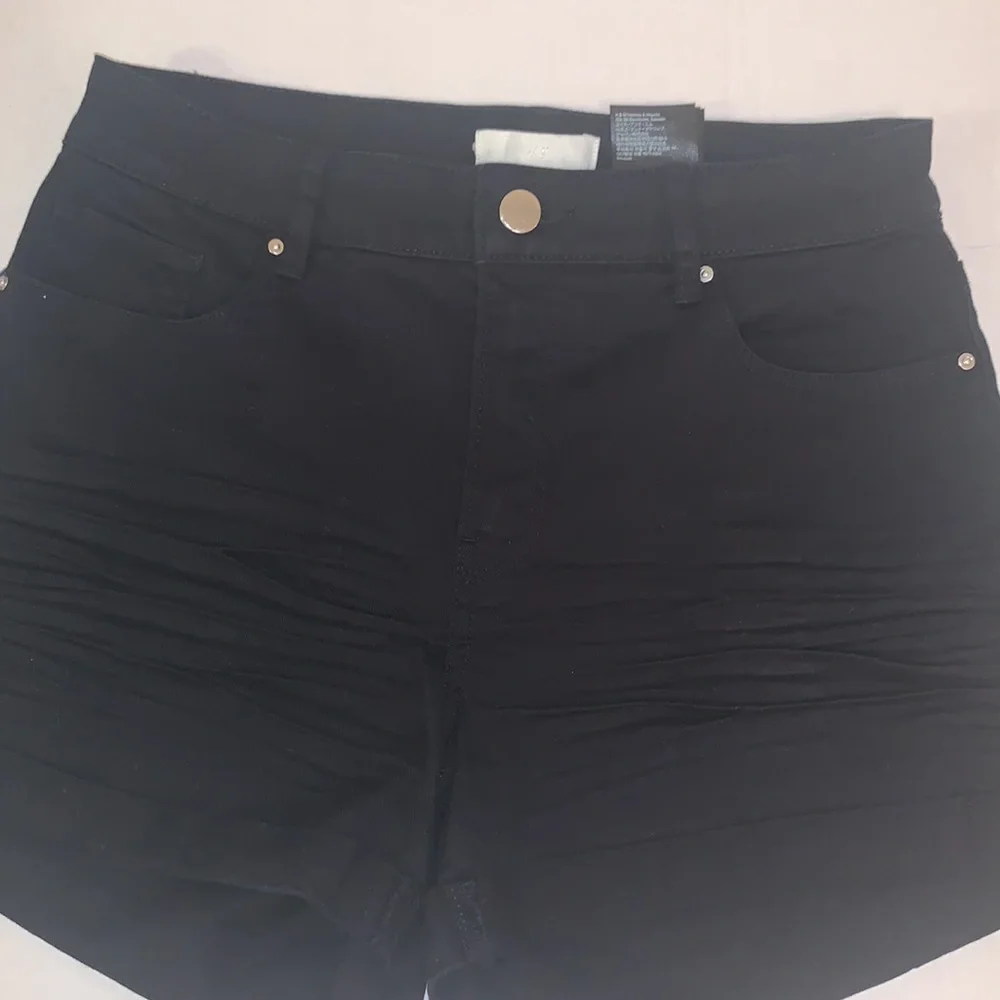 H&M high waisted black cuffed shorts - Picture 5 of 6